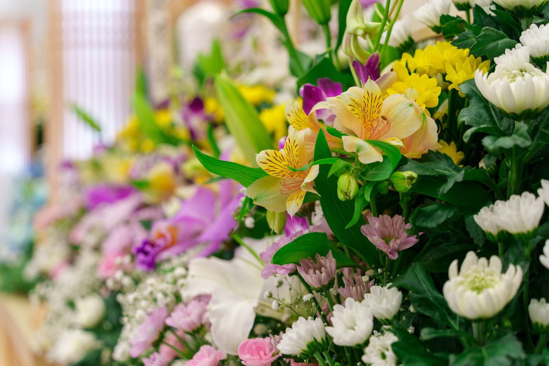 Encargue sus centros, ramos o coronas florales